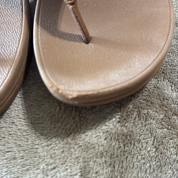 FitFlop Woman’s Lulu Tan Leather Flip Flop Sandals - Picture 5 of 11